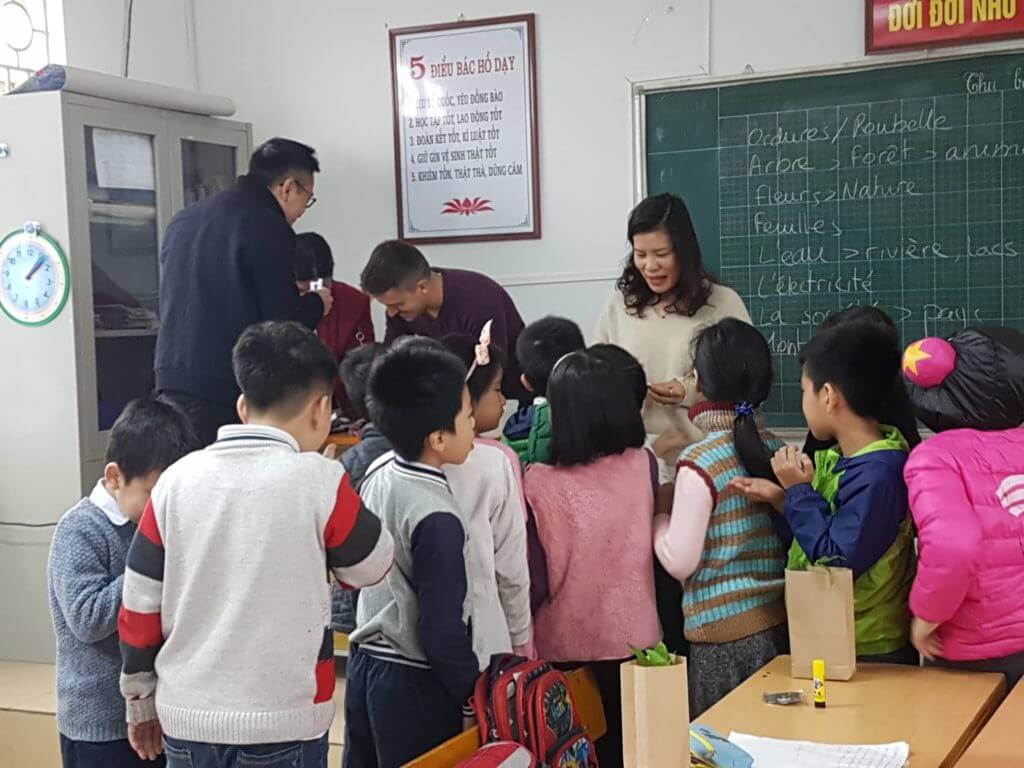 Distribution de graines à semer pour les enfants