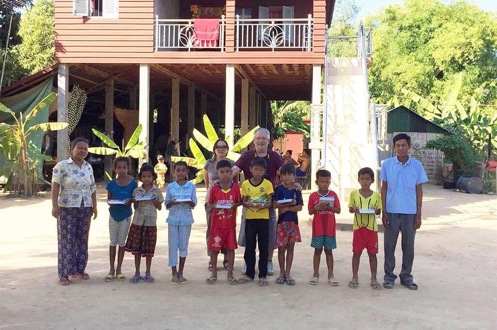 Remise des bourses et des cadeaux aux enfants du village de Boping